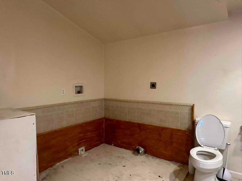 2222 Highway 210 Smithfield, NC 27577 - Photo 12 of 12 Studio laundry area