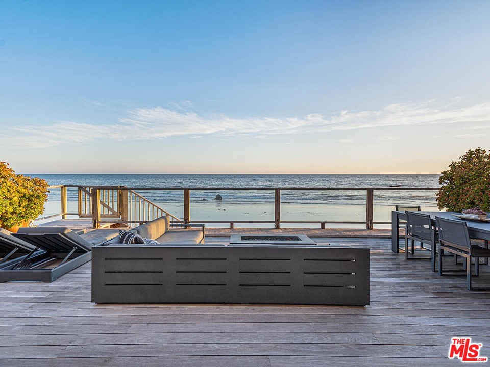 31376 Broad Beach Road Malibu, CA 90265 - Photo 6 of 26 a view of hotel room and couch