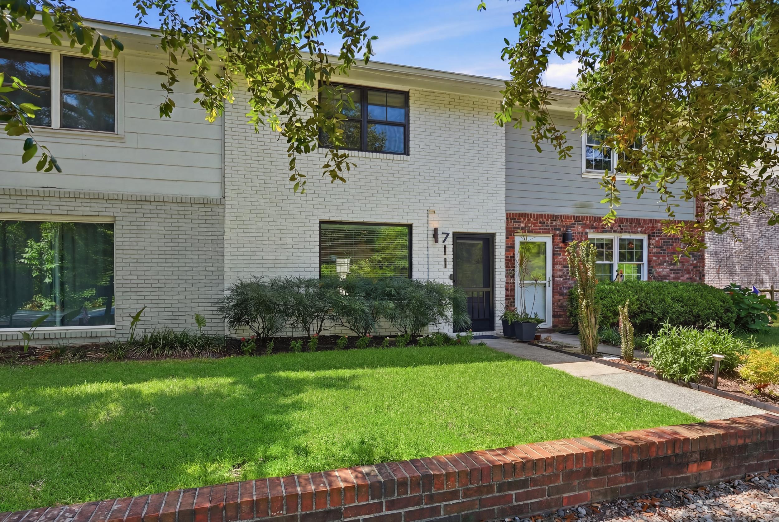 711 Center Street Mount Pleasant, SC 29464 - Photo 17 of 22 23_005_dsc06383_grass_30e74197