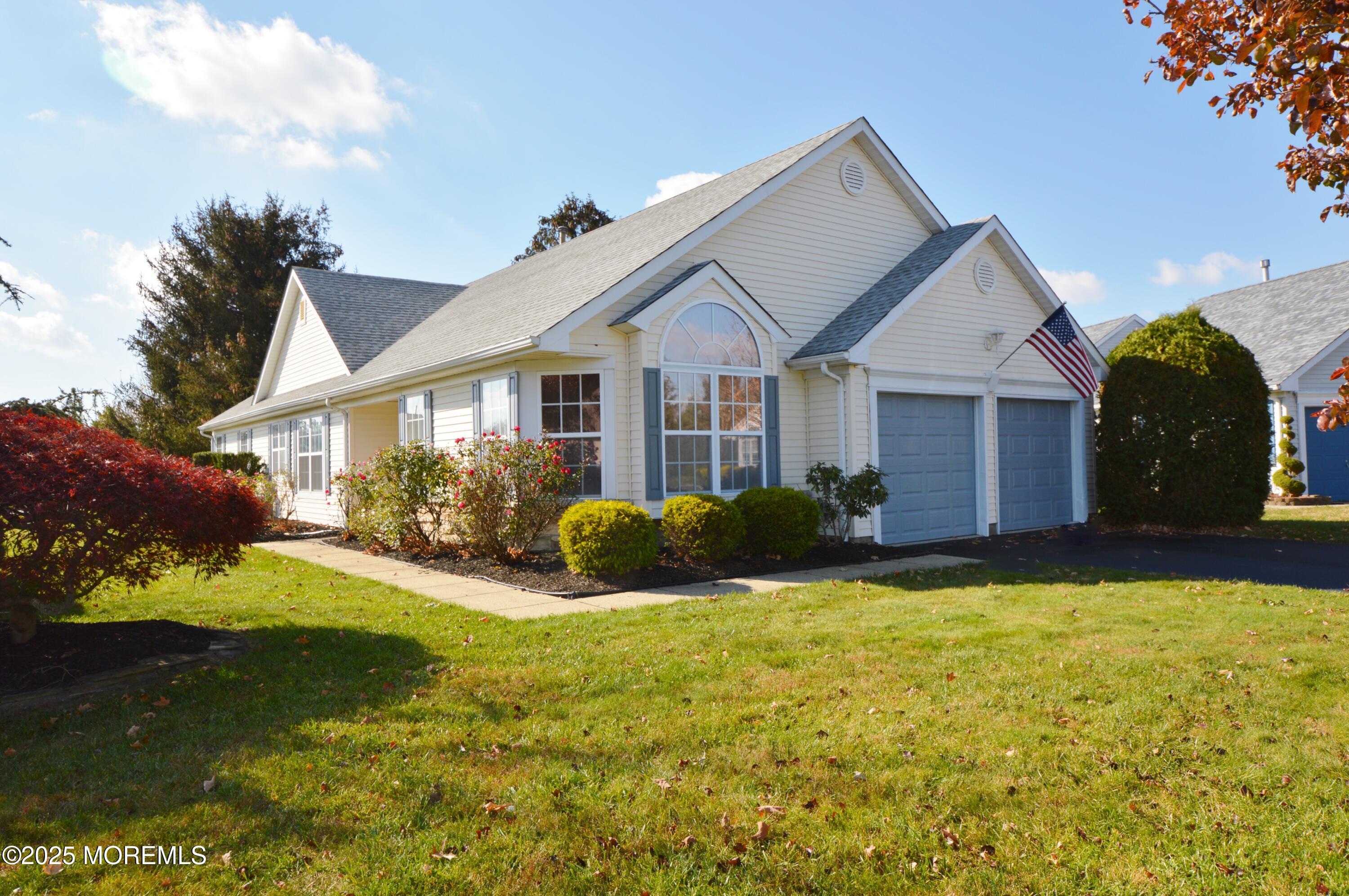 a view of a house with backyard and garden