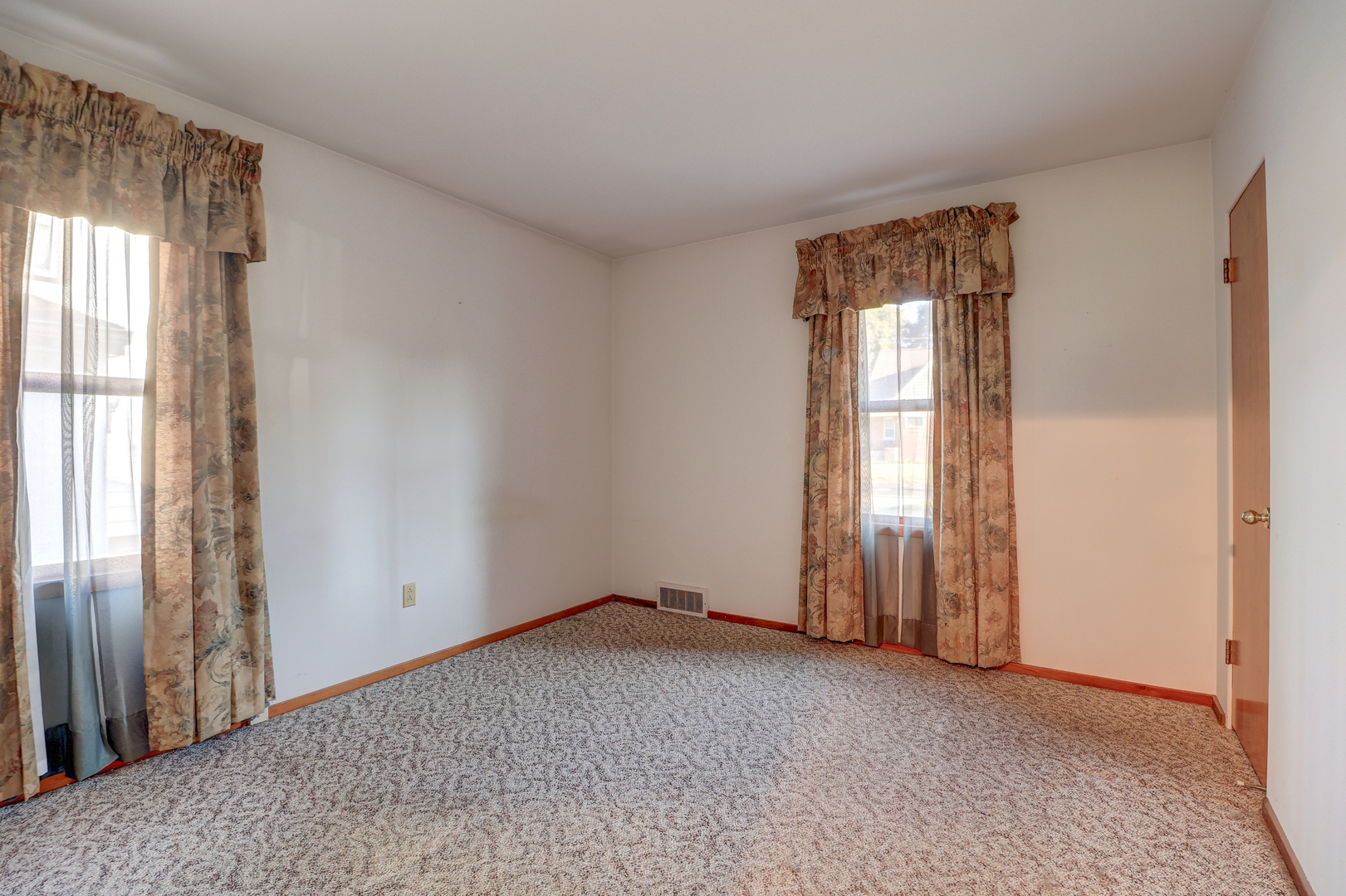 602 East 3rd Street Rock Falls, IL 61071 - Photo 15 of 22 an empty room with windows