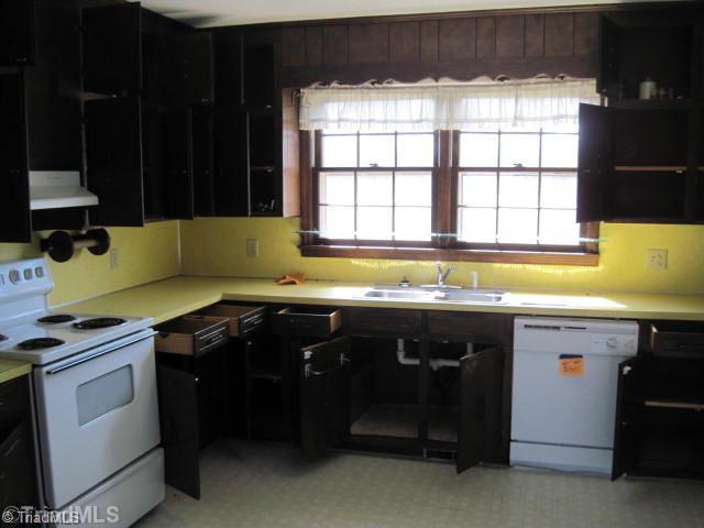 403 Liveoak Road Reidsville, NC 27320 - Photo 4 of 8 Kitchen.
