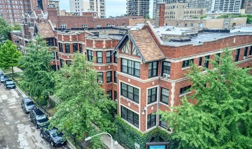 $2,954 | 1062 West Glenlake Avenue, Unit 2, Chicago, IL 60660
