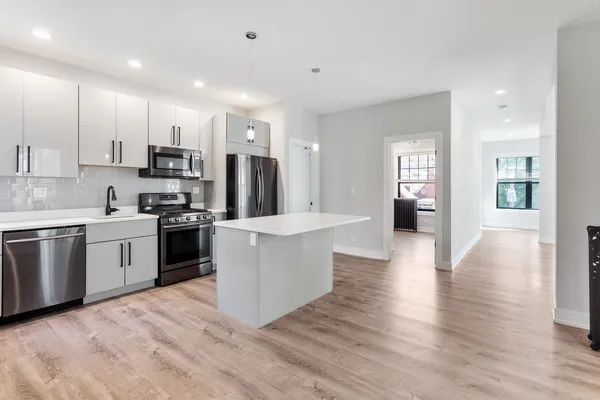 $2,954 | 1062 West Glenlake Avenue, Unit 2, Chicago, IL 60660