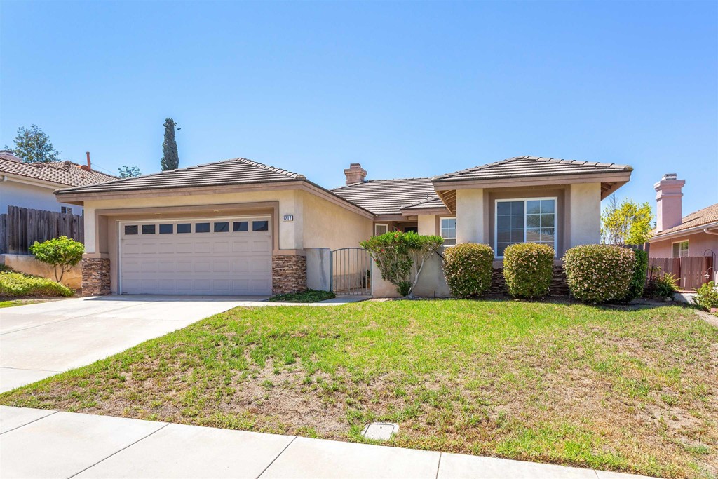 a view of front of house with a yard