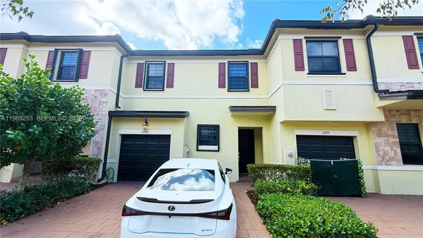 $3,300 | 3264 West 100th Terrace, Unit 3264, Hialeah, FL 33018