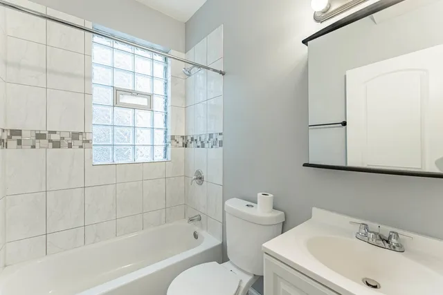 $1,800 | 163 North Lockwood Avenue, Unit 2, Chicago, IL 60644