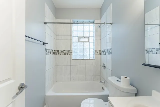 $1,800 | 163 North Lockwood Avenue, Unit 2, Chicago, IL 60644