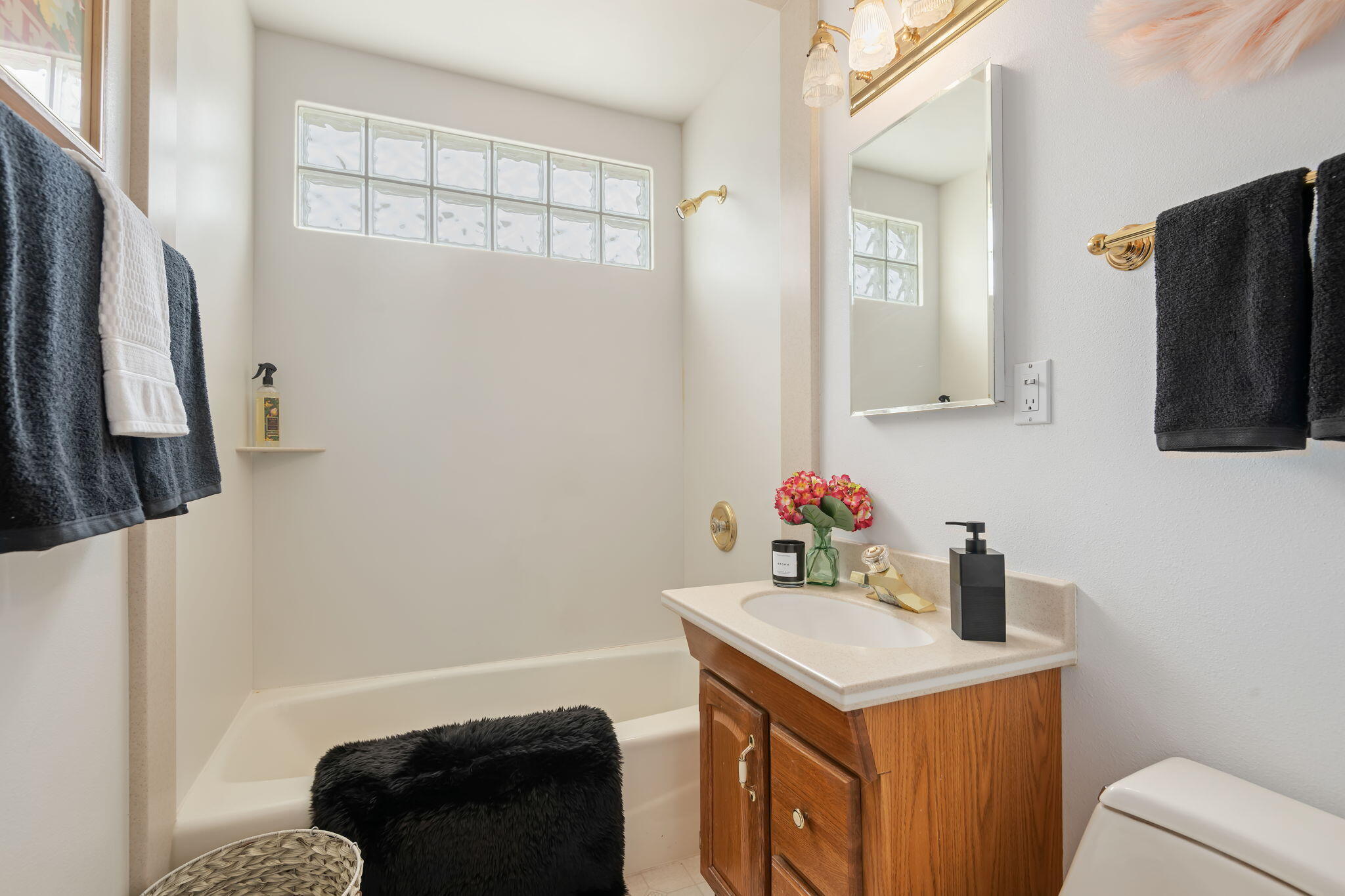 618 Ardmore Drive Goleta, CA 93117 - Photo 13 of 18 Nice Tub & Shower