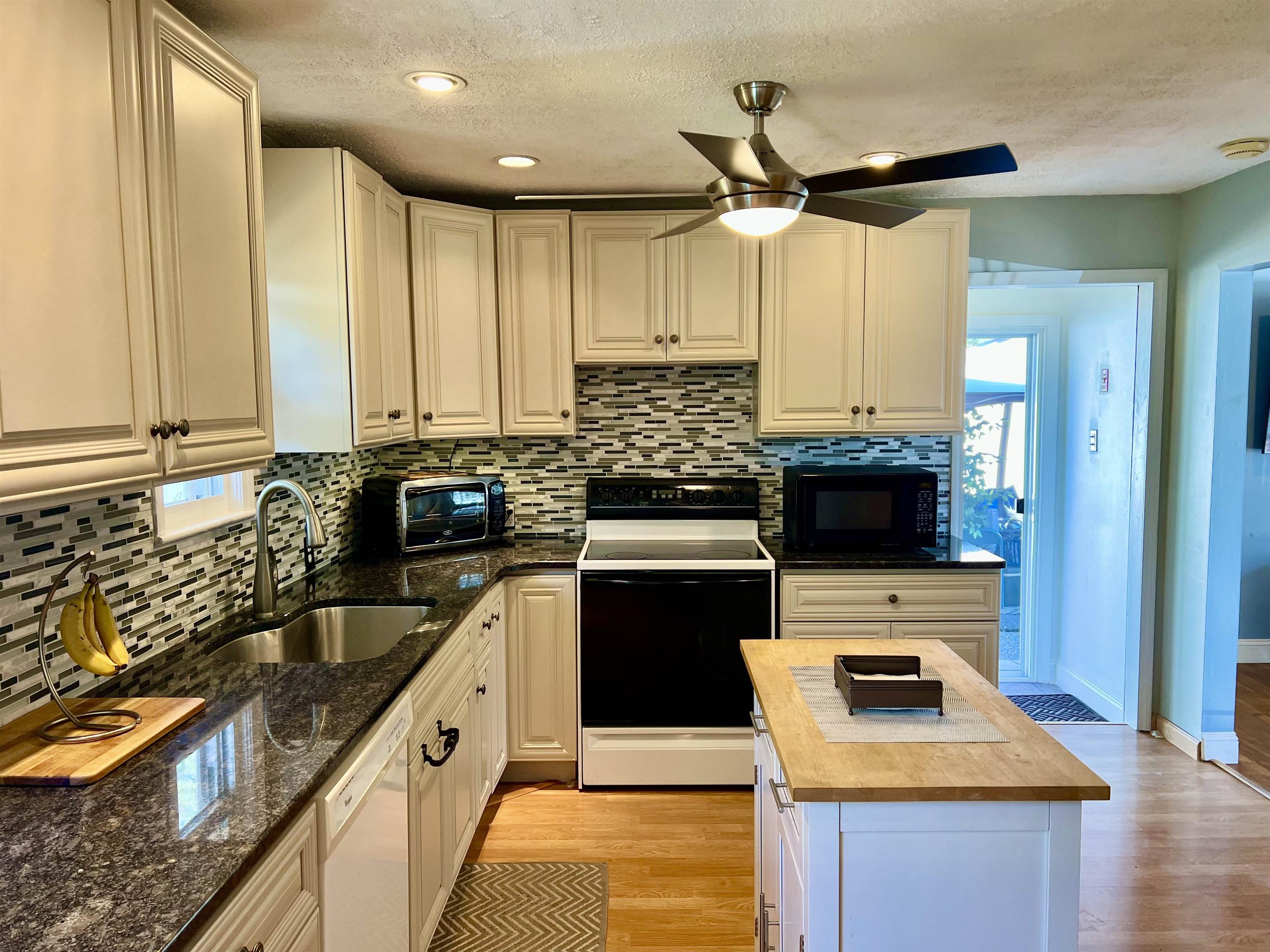 2 Silver Street Derry, NH 03038 - Photo 5 of 31