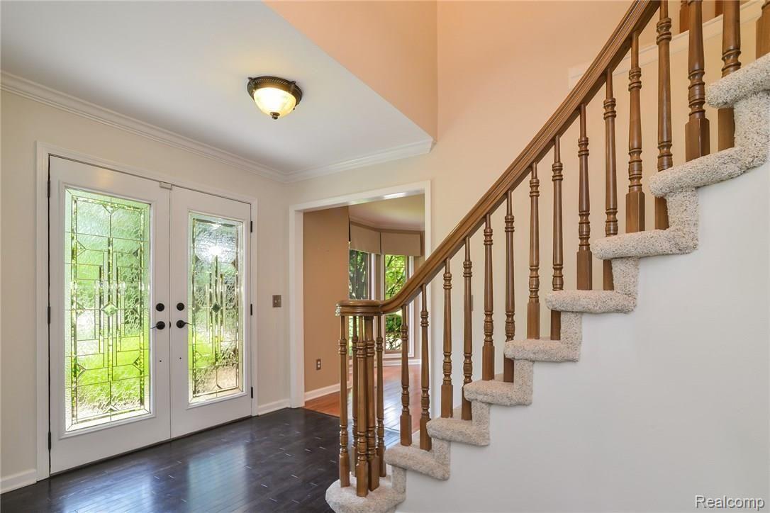580 Sunlight Drive Rochester, MI 48309 - Photo 20 of 43 005-Foyer-4271215-medium.jpg