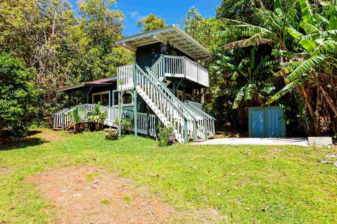 2665 Kaupakalua Road Haiku, HI 96708 - Photo 6 of 25 a front view of house with yard and green space
