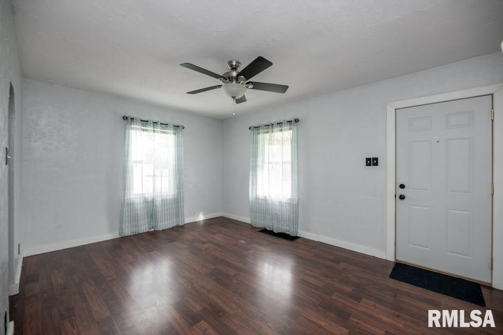 835 East Spruce Street Canton, IL 61520 - Photo 2 of 32