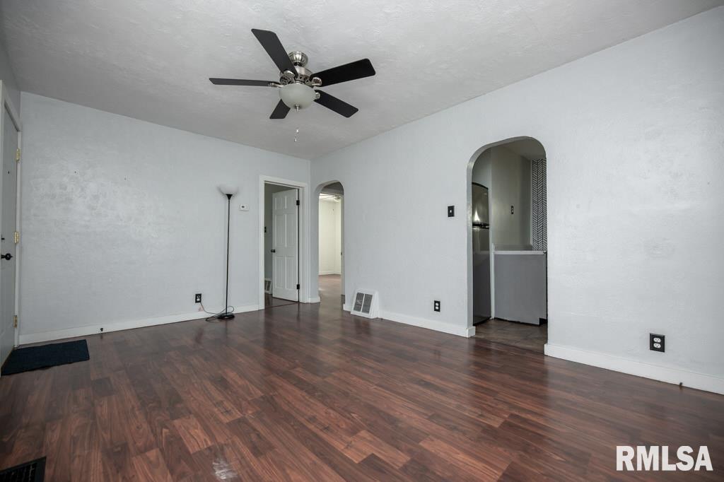 835 East Spruce Street Canton, IL 61520 - Photo 4 of 32