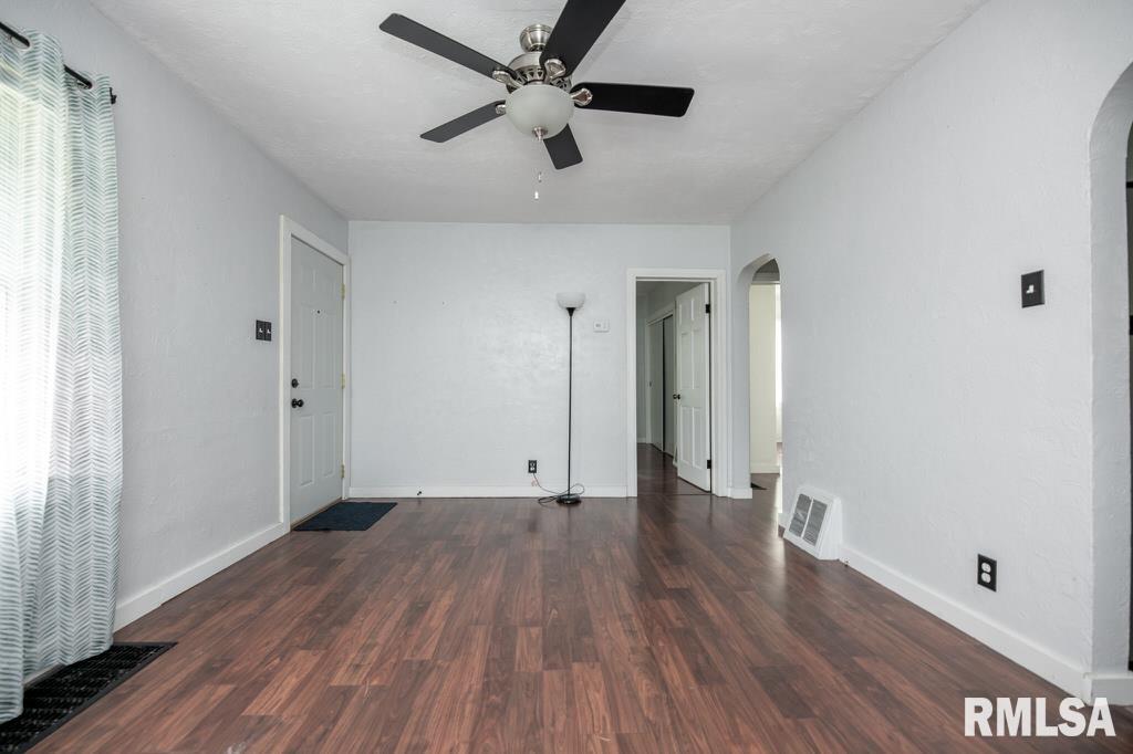 835 East Spruce Street Canton, IL 61520 - Photo 5 of 32