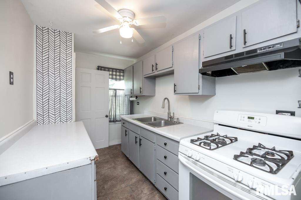 835 East Spruce Street Canton, IL 61520 - Photo 6 of 32