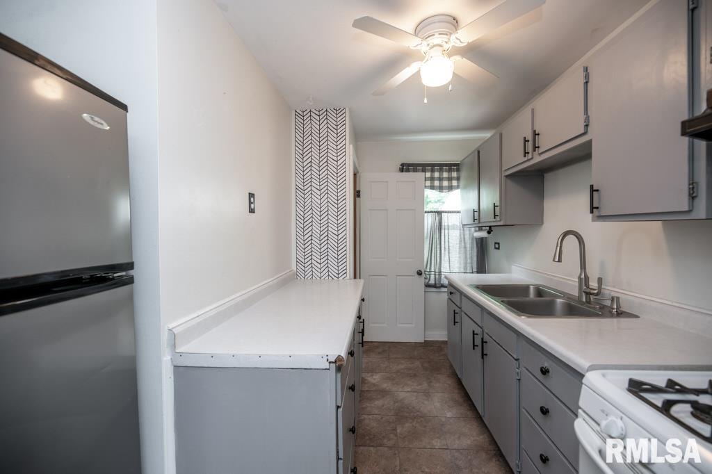 835 East Spruce Street Canton, IL 61520 - Photo 7 of 32