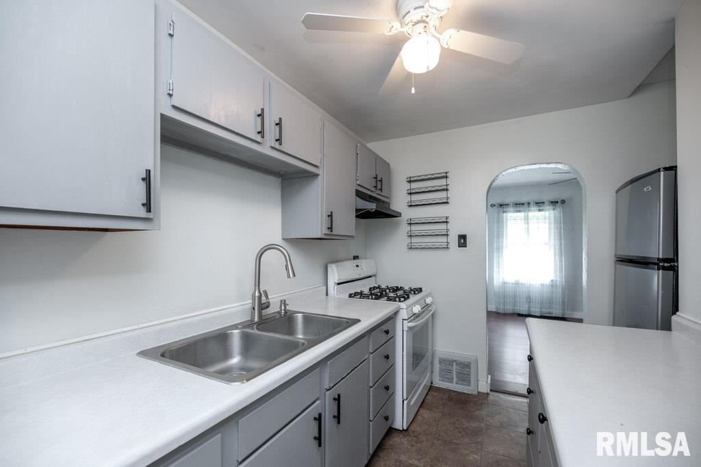 835 East Spruce Street Canton, IL 61520 - Photo 8 of 32