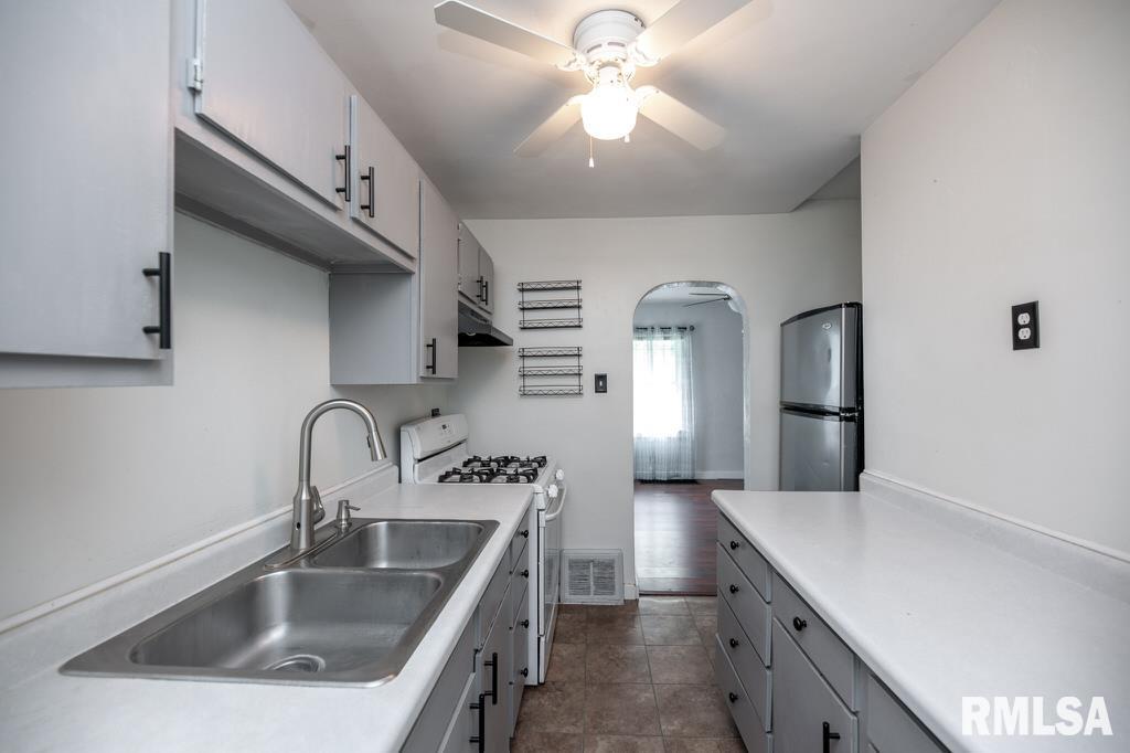 835 East Spruce Street Canton, IL 61520 - Photo 9 of 32