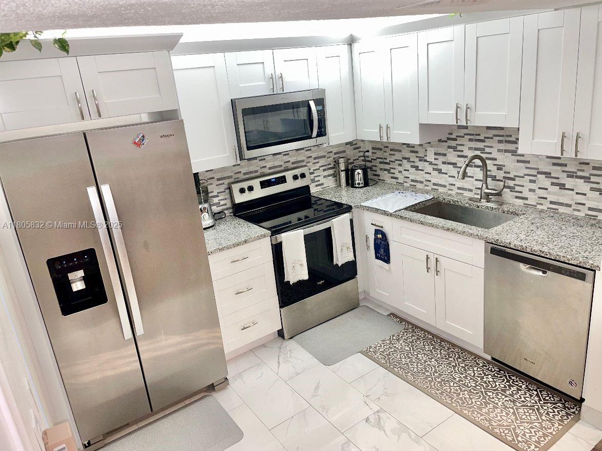 20065 Northeast 3rd Court, Unit O3 Miami, FL 33179 - Photo 4 of 16