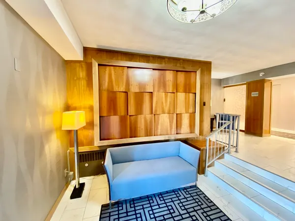 $2,500 | 10 Hammond Pond Parkway, Unit 304, Newton, MA 02467