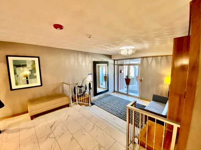 $2,500 | 10 Hammond Pond Parkway, Unit 304, Newton, MA 02467