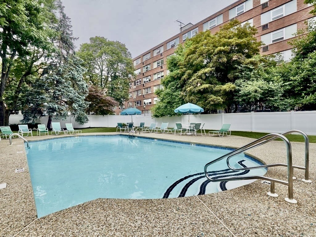 10 Hammond Pond Parkway, Unit 304 Newton, MA 02467 - Photo 2 of 18