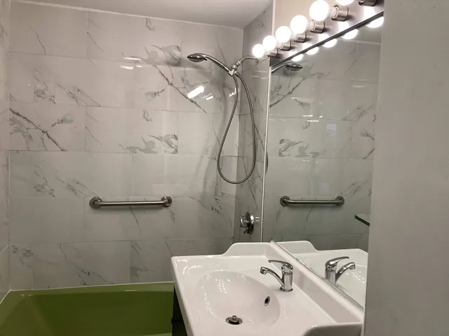 $2,500 | 10 Hammond Pond Parkway, Unit 304, Newton, MA 02467