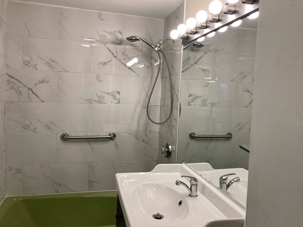 10 Hammond Pond Parkway, Unit 304 Newton, MA 02467 - Photo 9 of 18