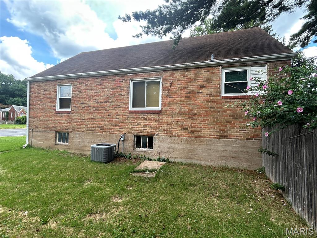 385 Kingston Drive St. Louis, MO 63125 - Photo 11 of 36