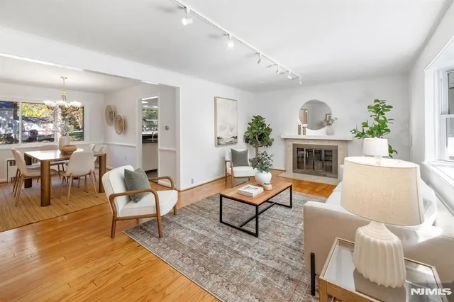 $5,000 | 947 East Glen Avenue, Ridgewood, NJ 07450