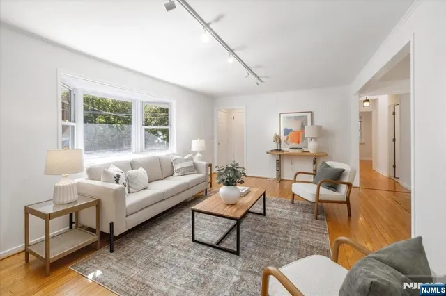 $5,000 | 947 East Glen Avenue, Ridgewood, NJ 07450