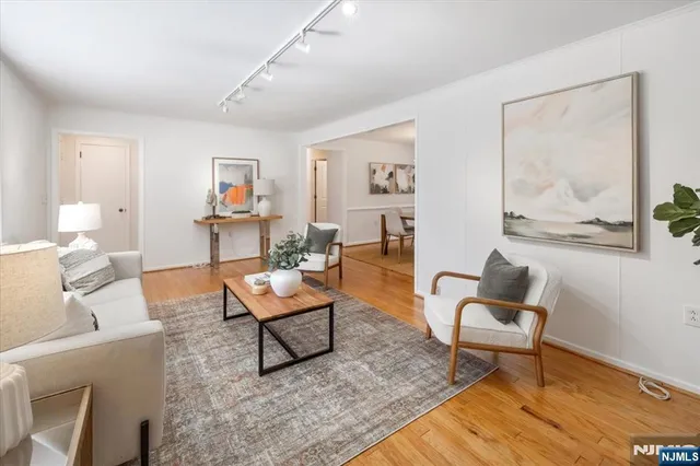 $5,000 | 947 East Glen Avenue, Ridgewood, NJ 07450