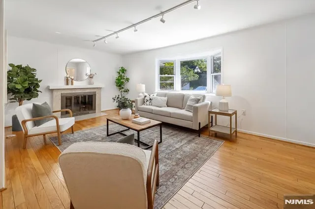 $5,000 | 947 East Glen Avenue, Ridgewood, NJ 07450