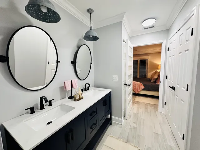 a en suite bathroom with a double vanity sink and a mirror