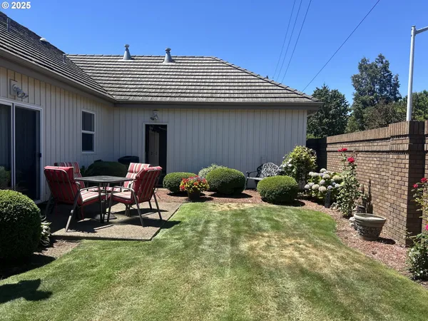 $725,500 | 2063 Lake Wind Drive, Eugene, OR 97408