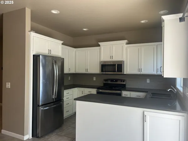 $725,500 | 2063 Lake Wind Drive, Eugene, OR 97408