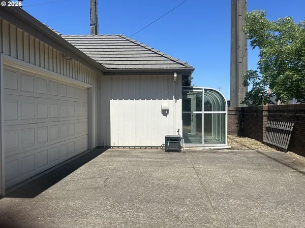 $725,500 | 2063 Lake Wind Drive, Eugene, OR 97408