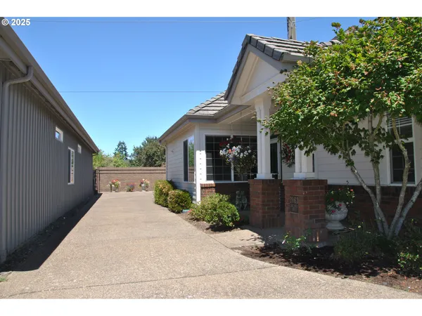 $725,500 | 2063 Lake Wind Drive, Eugene, OR 97408