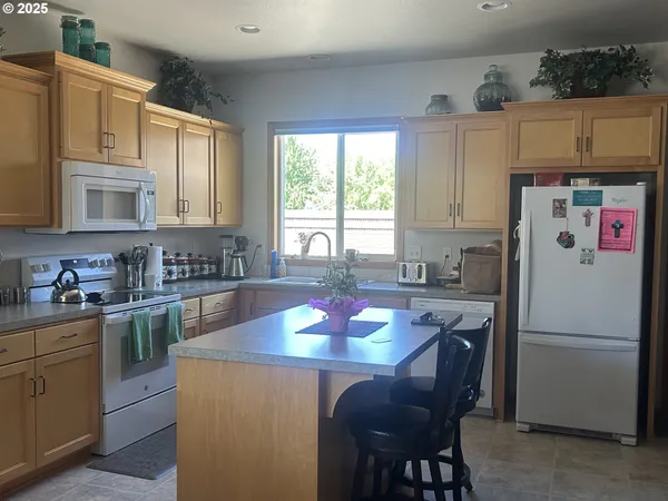 $725,500 | 2063 Lake Wind Drive, Eugene, OR 97408