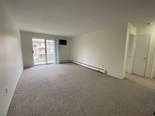 $1,899 | 377 Huse Road, Unit 37, Manchester, NH 03103