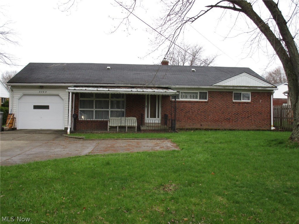 2753 Canfield Road Youngstown, OH 44511 - Photo 1 of 20 Nice Front View. Notice extra parking area and covered front porch.