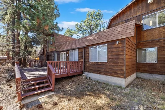 a view of a yard with plants