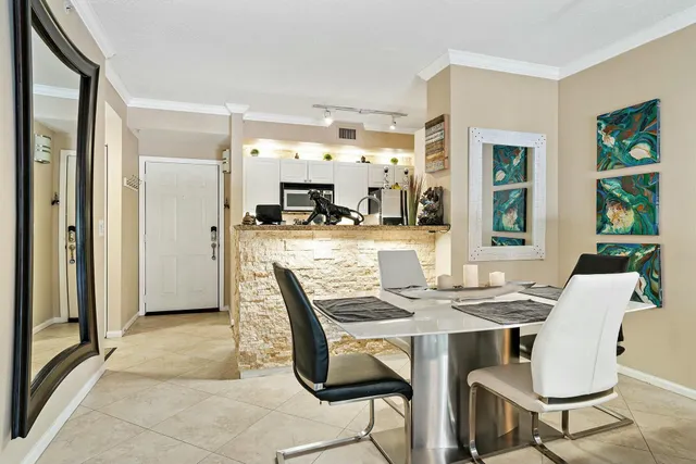 $4,000 | 580 South Sapodilla Avenue, Unit 206, West Palm Beach, FL 33401