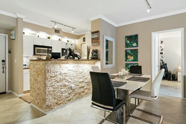 $4,000 | 580 South Sapodilla Avenue, Unit 206, West Palm Beach, FL 33401