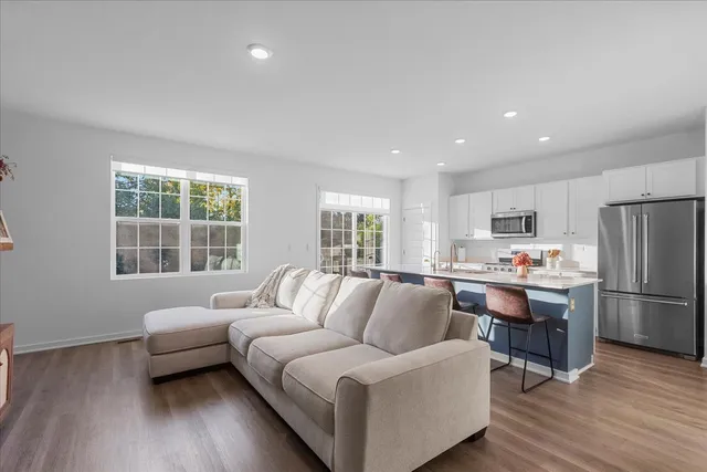 $4,000 | 271 Charlestowne Lakes Drive, St. Charles, IL 60174