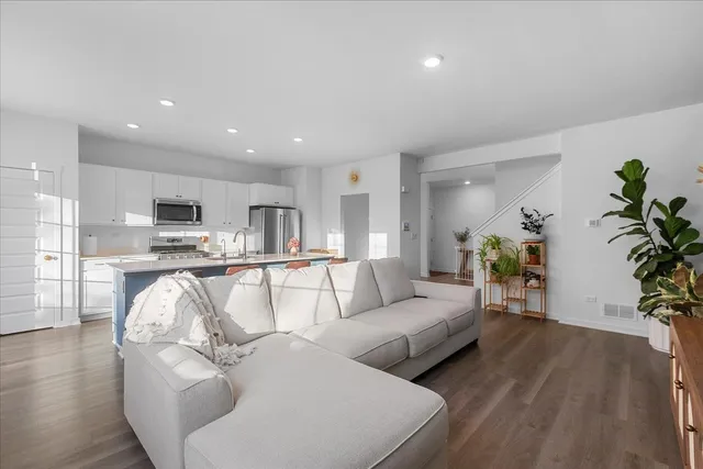 $4,000 | 271 Charlestowne Lakes Drive, St. Charles, IL 60174