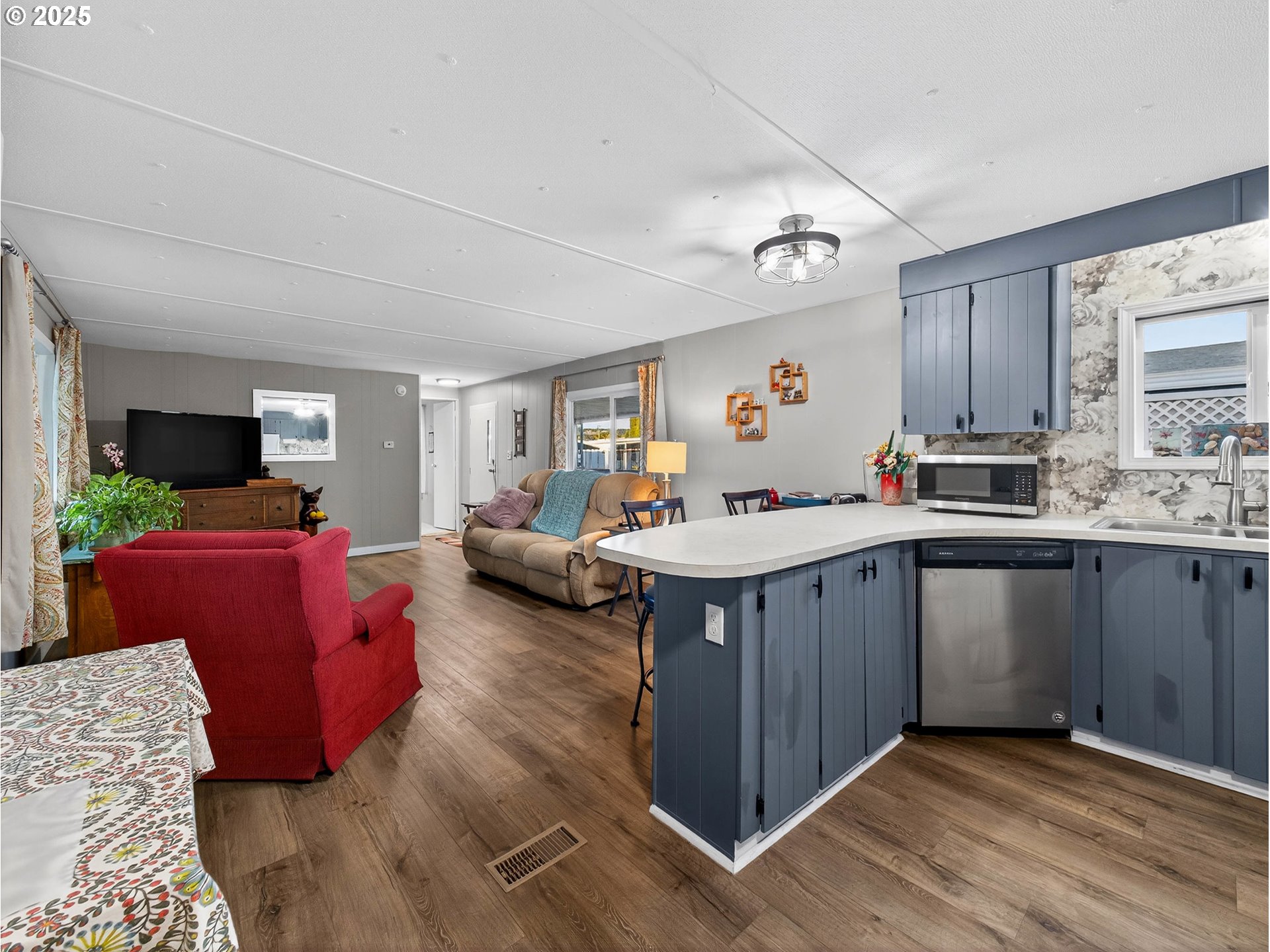 2902 East 2nd Street, Unit 54 Newberg, OR 97132 - Photo 16 of 32 a living room with furniture window and wooden floor