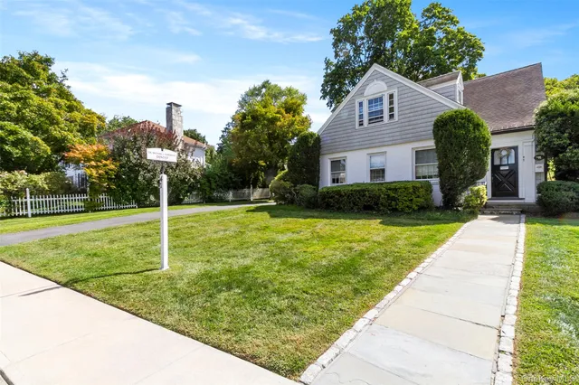 a house view with a outdoor space