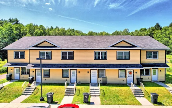 a view of a yard in front of house